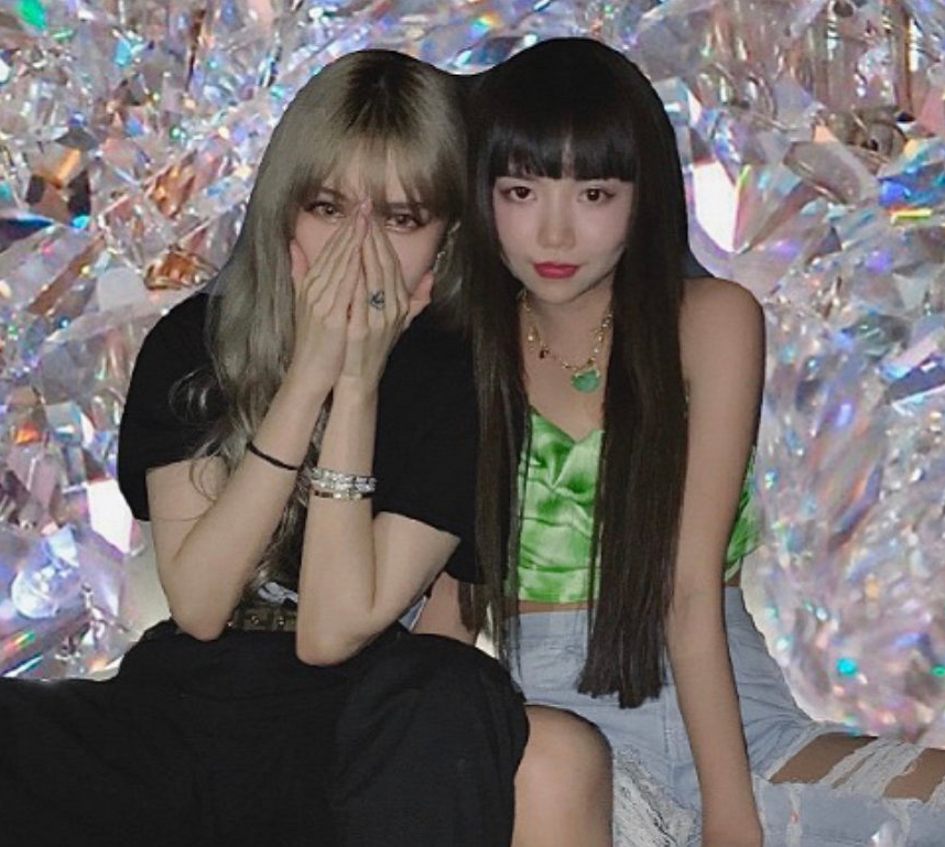 安崎和周扬青合照流出，大家都在关注颜值，我却注意到发型