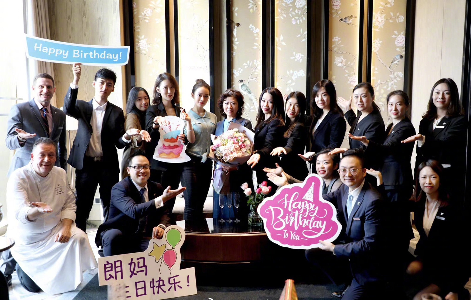 郎朗妈妈罕见露面！一袭粉色长裙配卷发好时髦，气质出众如贵夫人