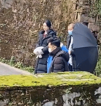 赵丽颖乡村戏路透，爆剧组借道具不还，赵丽颖在一旁等待不耐烦