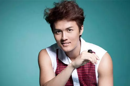 愚人节吃瓜真假难辨：2人官宣恋情，3人分手婚变