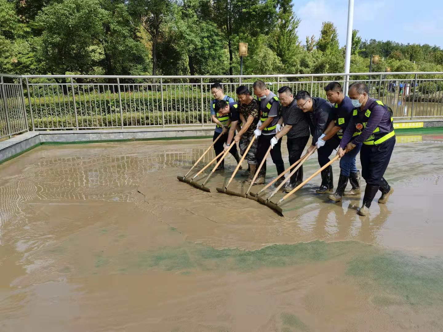 清晨起行动！500余名漯河城管展开清淤