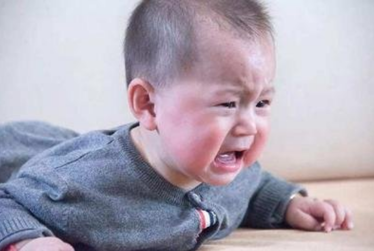 宝宝一睡觉就“满头大汗”，并非只是热和缺钙导致，父母别大意