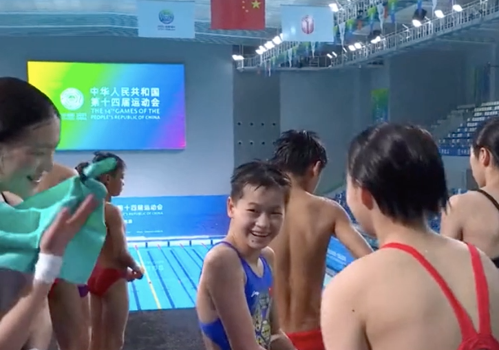 可爱又调皮！全红蝉冲到镜头前连做两个动作 没绷住自己拍手大笑