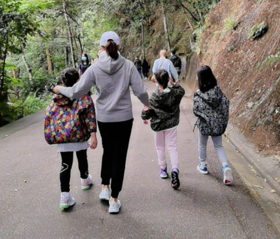 黎姿豪宅派对干儿子罕出镜，TVB高层到场，老公两鬓斑白太显老