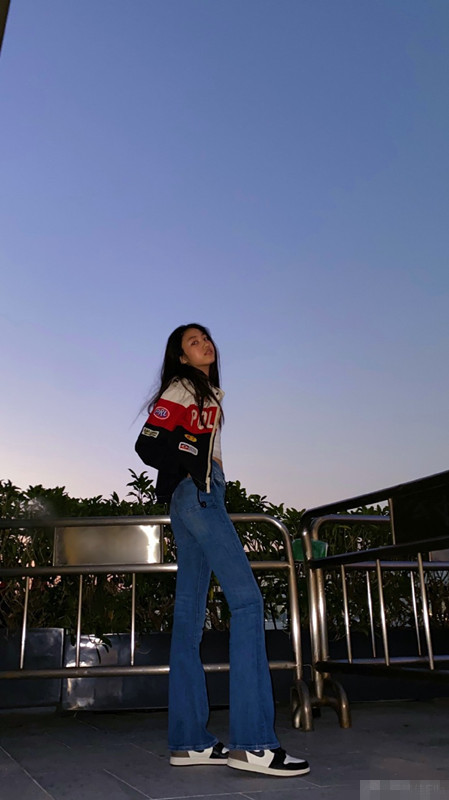 任達華女兒任晴佳考試完開心曬照，穿露臍裝秀細腰，超模腿太逆天