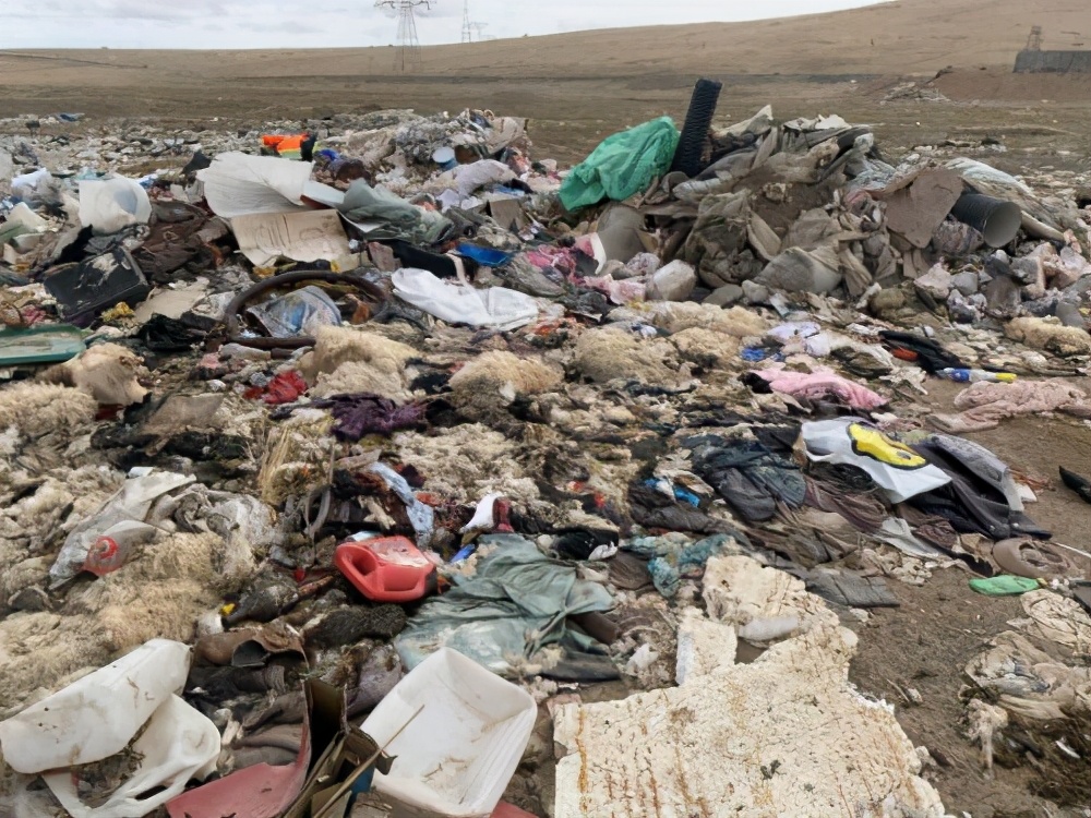 青藏高原可可西里地区再现巨大垃圾带 紧邻公路臭气熏天