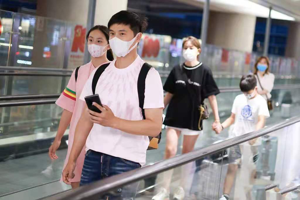 田亮一家四口现身机场，13岁森碟高挑显眼，弟弟身高已到妈妈肩膀