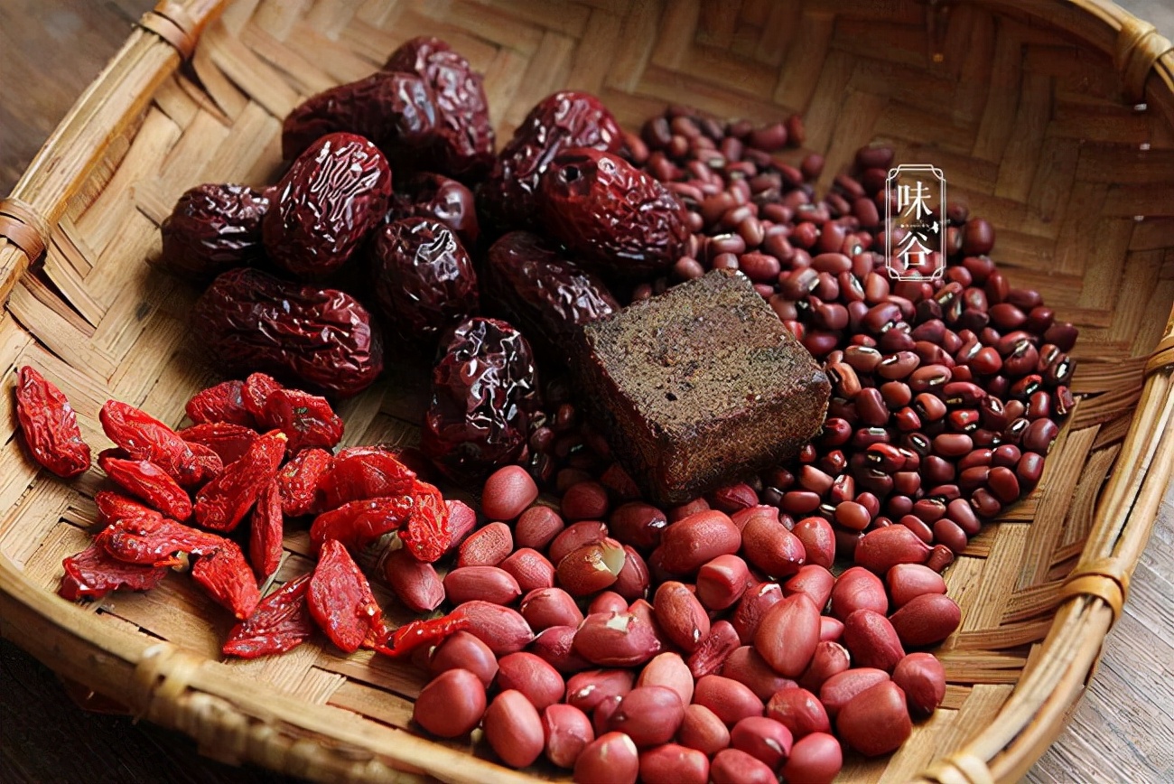 天凉了，聪明女人常喝这“五红汤”，营养易吸收，面如桃花好度秋