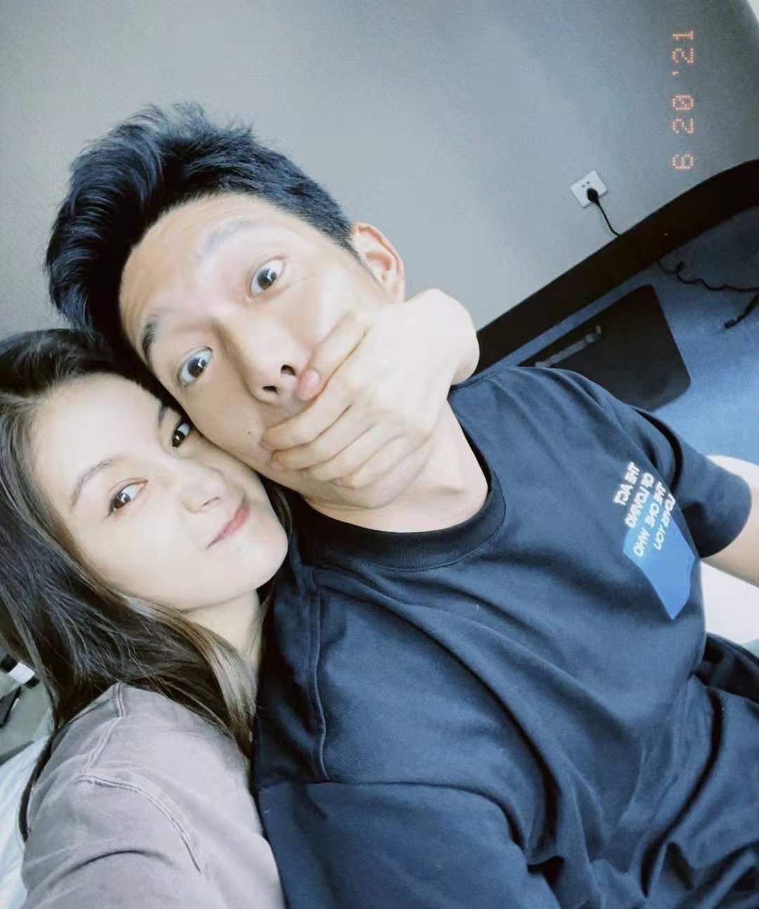 王子文疑带儿子与吴永恩过父亲节？晒与男友亲密合照日期令人瞩目