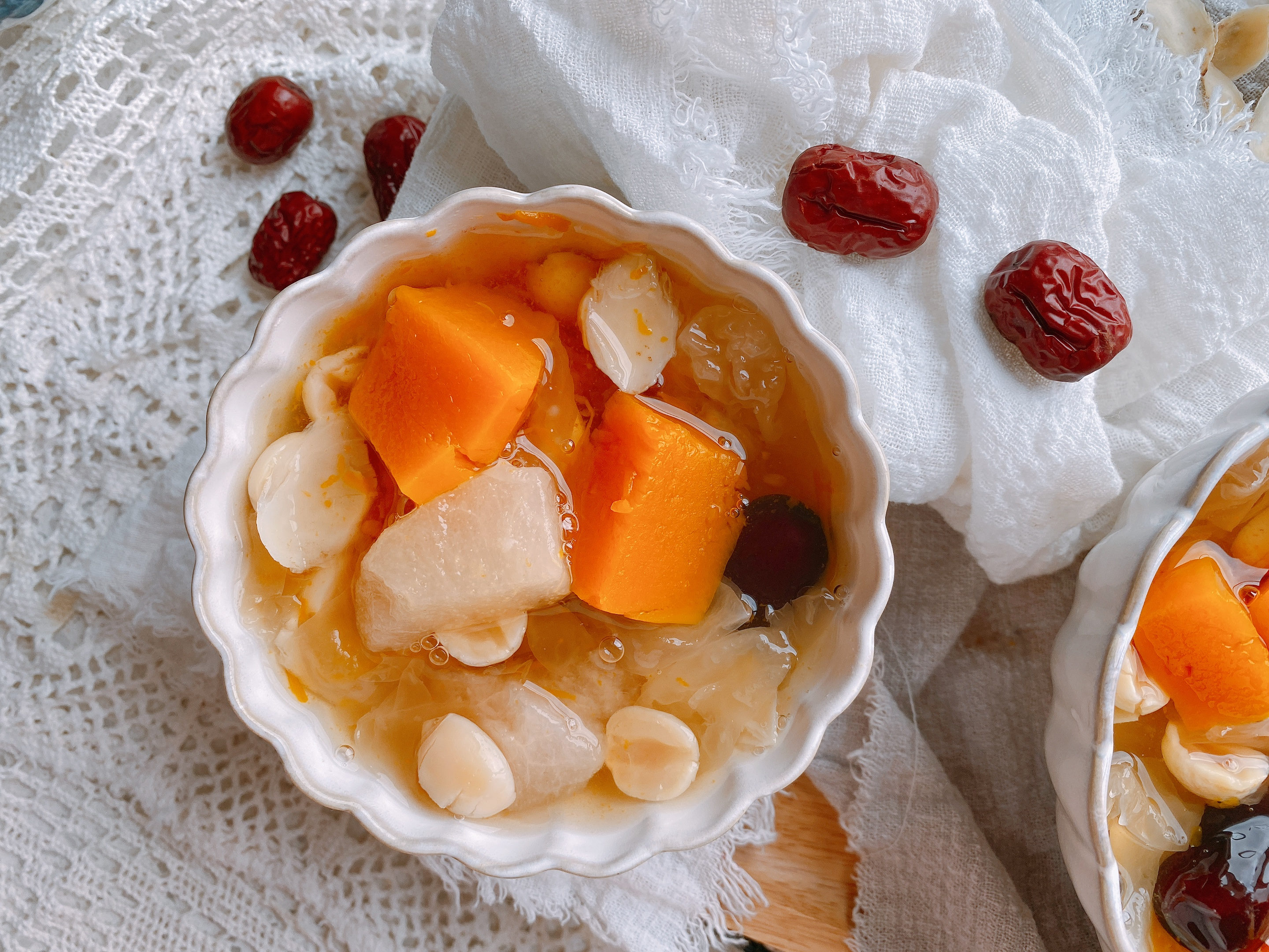 入秋后天气干燥，试试这款润肺降火的甜汤，软糯香甜，安稳度秋