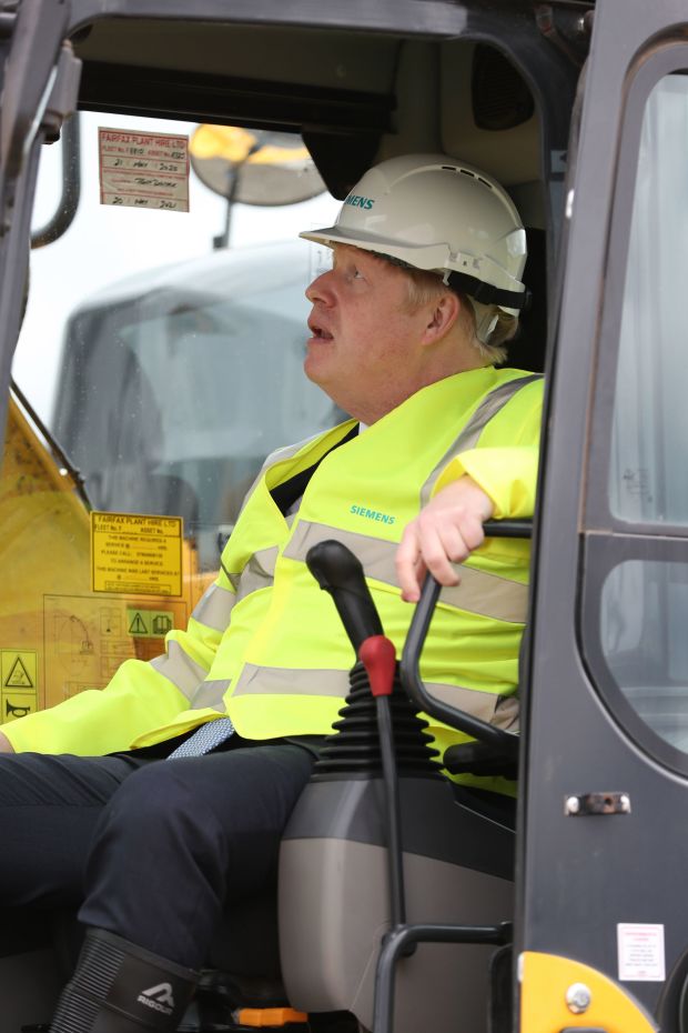 首相换了新发型，英国美发沙龙重新迎客，不提