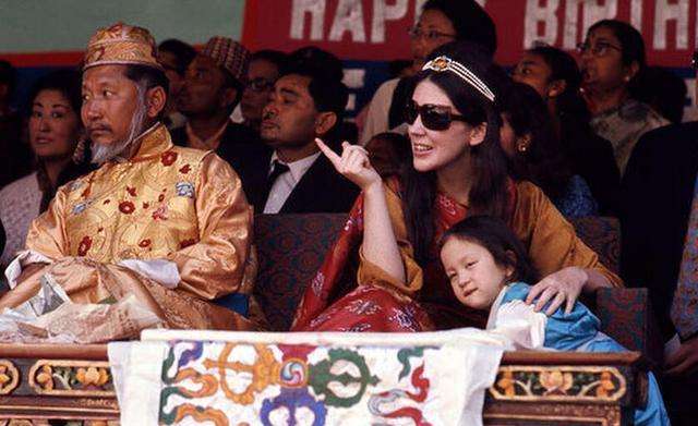 申请加入中国149次，被拒绝后仍坚持挂五星红旗，并宣布属于中国