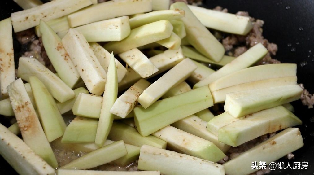 1根茄子，一块猪肉，这是茄子肉末焖面的做法，真好吃