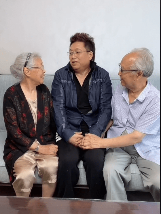 王为念妈妈去世头七，冒雨去墓地祭拜，后悔错过和母亲视频
