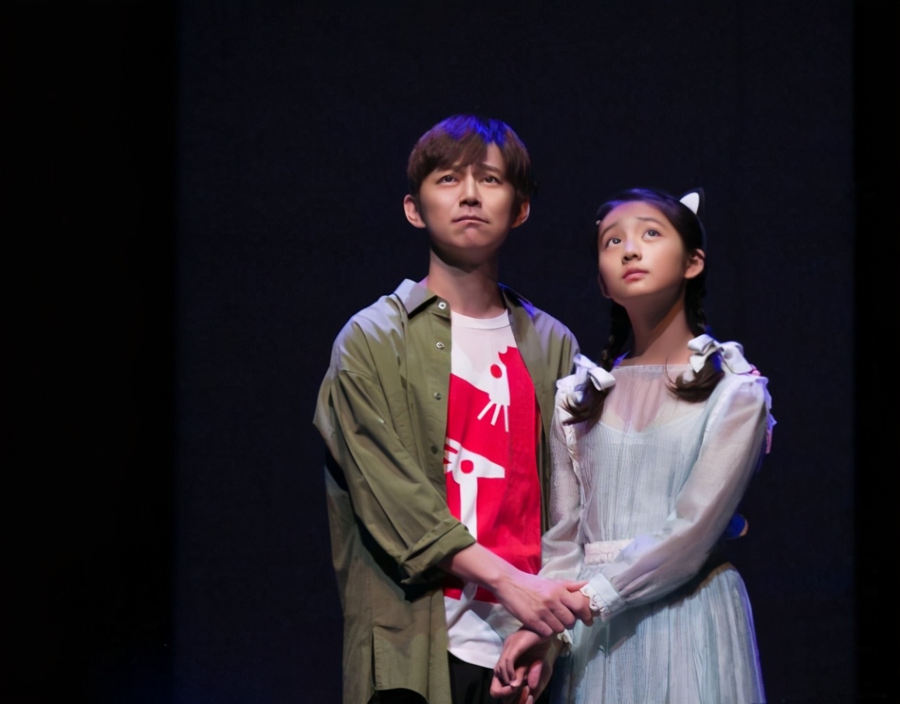 黃多多首部話劇電影首映，黃磊感慨女兒成長，多多近照已長成媽媽