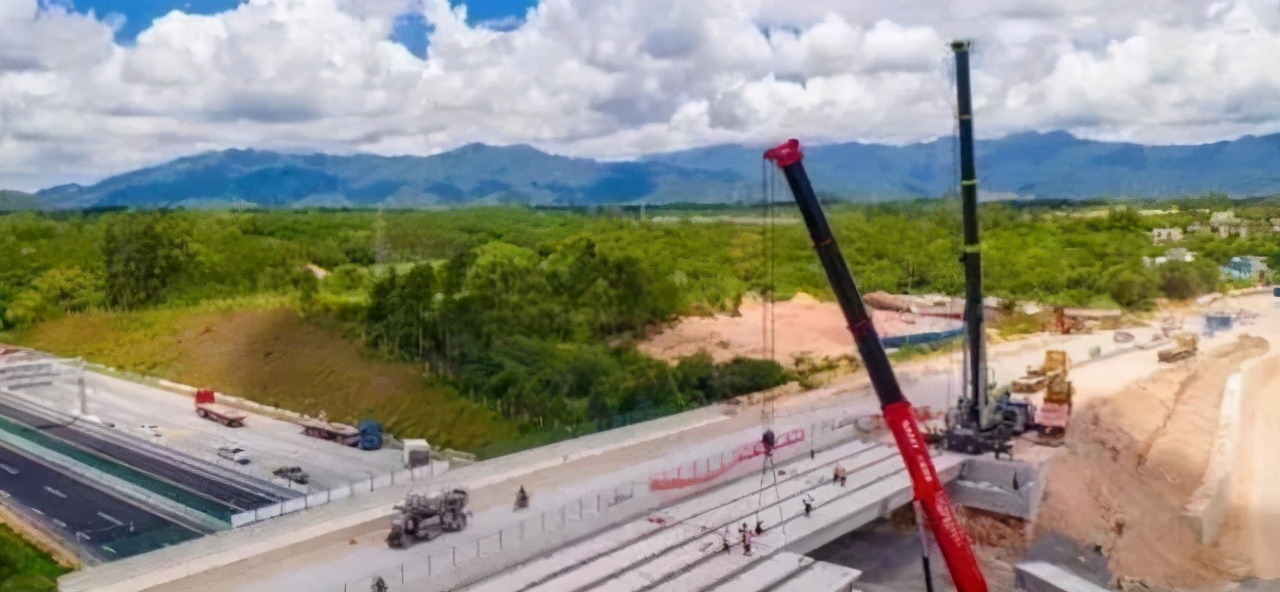 广东在改扩建一条高速公路，预计年底通车，届时起止点只需45分钟