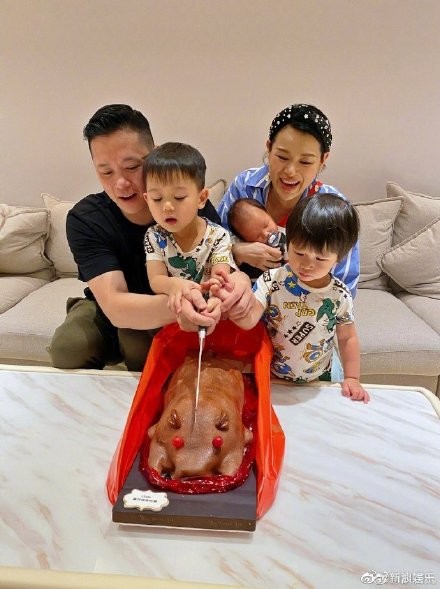 胡杏兒夫婦帶娃過母親節，收兒子花束貼臉親吻，剛出月子就穿短褲