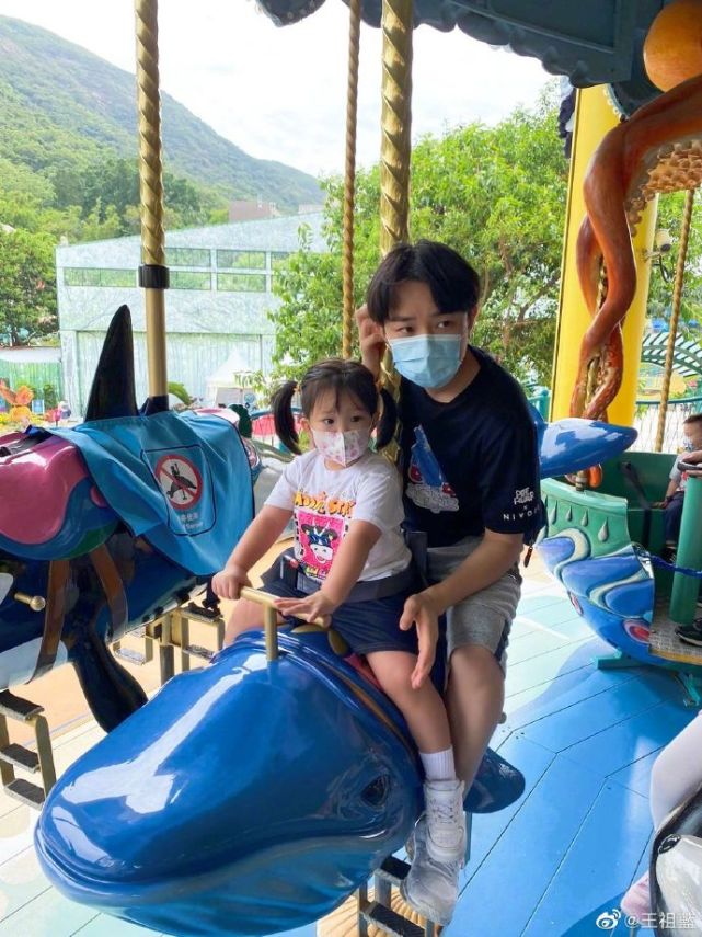 王祖藍帶女兒遊玩，下意識動作彰顯父愛，兩歲天韻肉嘟嘟愈發漂亮