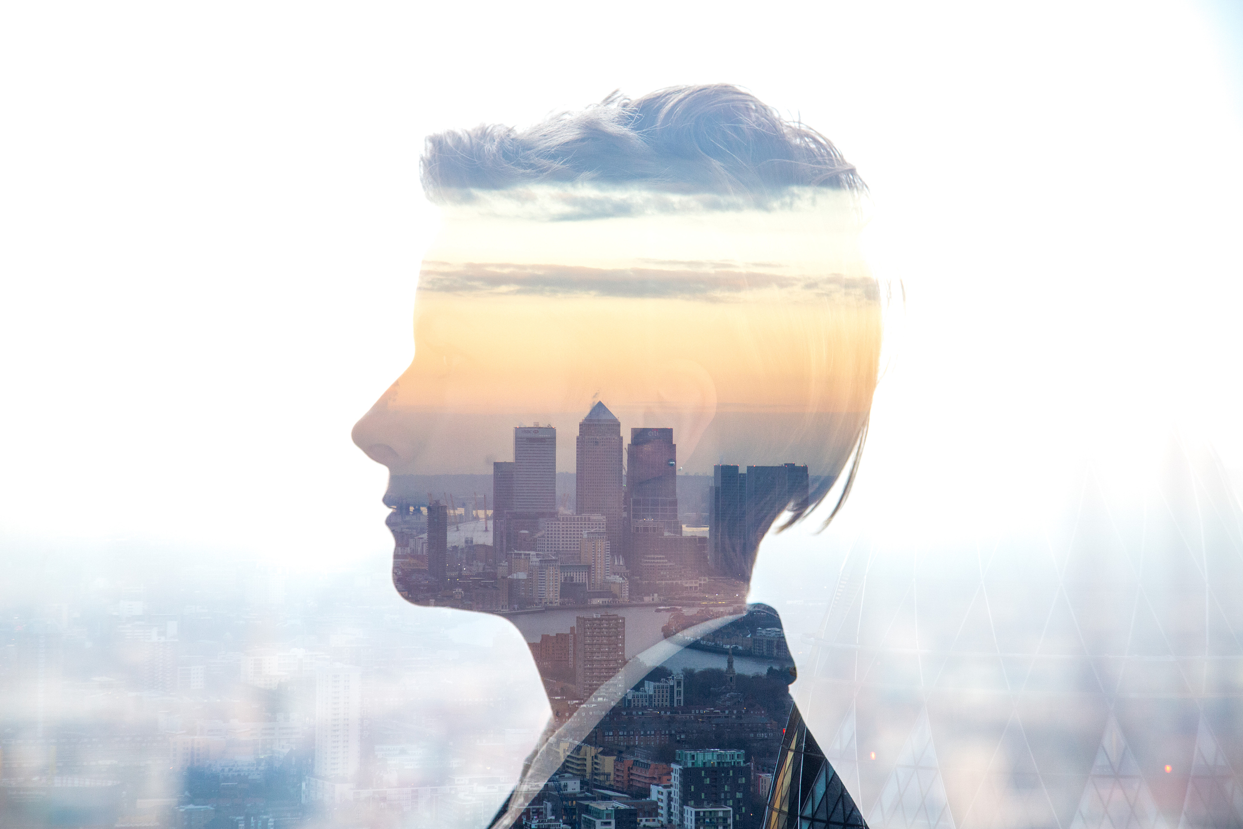 问：现在做自媒体还行吗？能不能做？晚不晚呢？做自媒体有收益吗